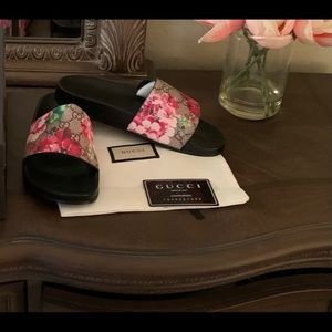 Gucci floral blooms slides